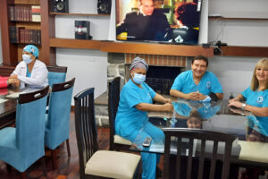 Equipo de cuidadores enfermeros medicos dedicados a la atencion al adulto mayor casa de reposo fuente de amor